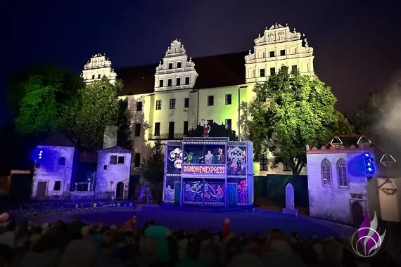 "Spuk unterm Riesenrad - Jetzt ist Bautzen dran" 28. Bautzener Theatersommer Kulisse Ende fun4family