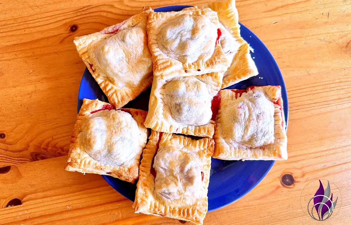 Süße Blätterteig-Tasche (gefüllt mit Frischkäse & Früchten)