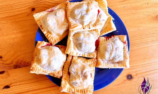 Süße Blätterteig-Tasche (gefüllt mit Frischkäse & Früchten)