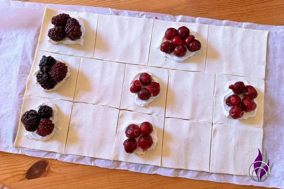 Blätterteig-Tasche süß - Frischkäse Kirschen Brombeeren Füllung - fun4family