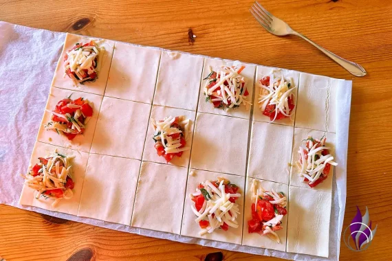 Blätterteig-Tasche herzhaft - Tomate Käse Kräuter füllen - fun4family