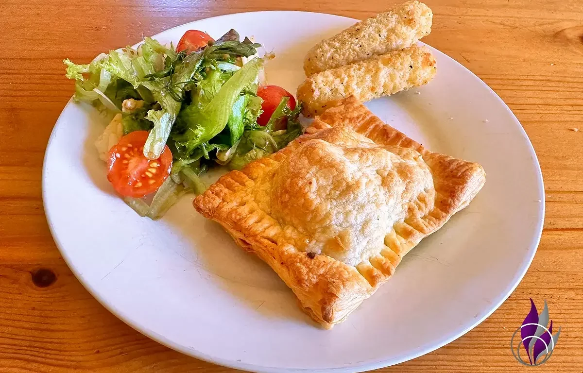 Herzhafte Blätterteig-Tasche (gefüllt mit Tomate & Käse)